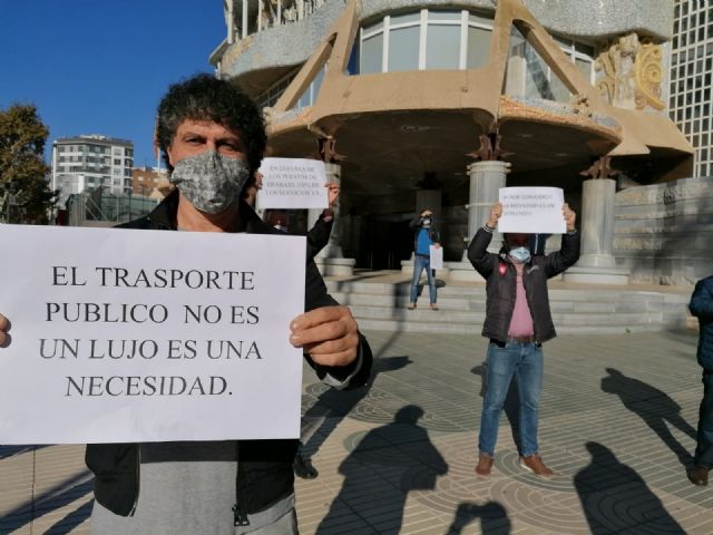 CCOO, UGT y USO siguen denunciando que los trabajadores de Latbus siguen abandonados - 1, Foto 1
