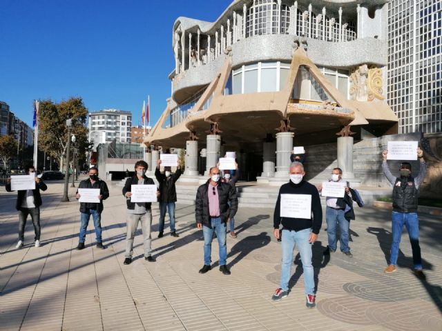 CCOO, UGT y USO siguen denunciando que los trabajadores de Latbus siguen abandonados - 2, Foto 2