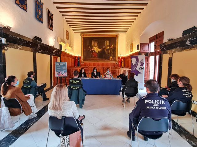 El Ayuntamiento de Caravaca celebra la Mesa de Violencia de Género para renovar las políticas de prevención y mantener coordinados los servicios de atención a las víctimas - 1, Foto 1