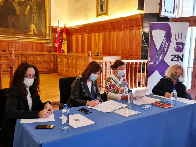 El Ayuntamiento de Caravaca celebra la Mesa de Violencia de Género para renovar las políticas de prevención y mantener coordinados los servicios de atención a las víctimas - 2, Foto 2