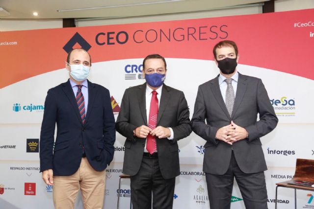 José María Albarracín, presidente de CROEM, flanqueado por Joaquín Gómez, director del INFO, y Fernando Cueto, CEO de MB Comunicación, durante la presentación de CEO CONGRESS 2021, Foto 1