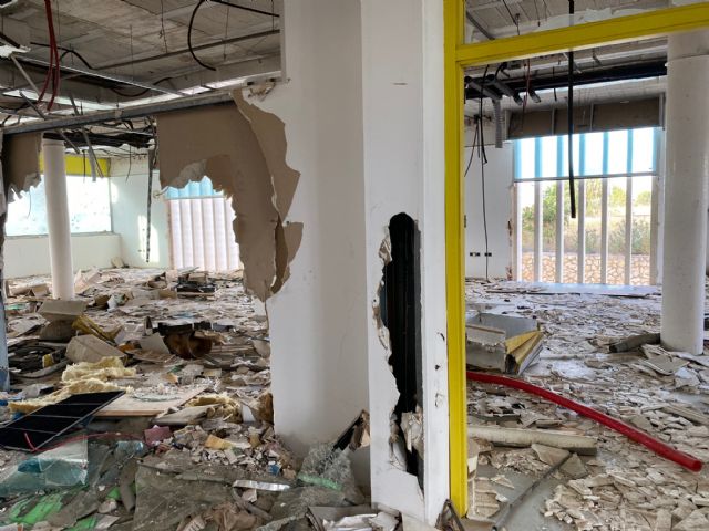 El Ayuntamiento solicita al Gobierno Regional el arreglo del edificio para el control de la contaminación atmosférica y lo ceda al IES Gerardo Molina - 2, Foto 2