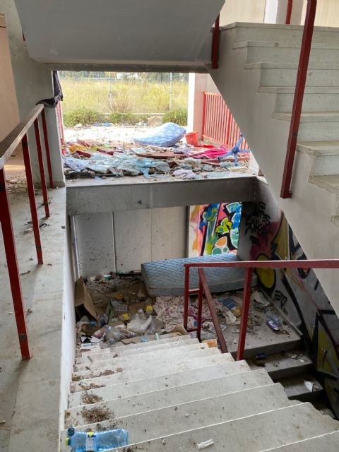 El Ayuntamiento solicita al Gobierno Regional el arreglo del edificio para el control de la contaminación atmosférica y lo ceda al IES Gerardo Molina - 3, Foto 3