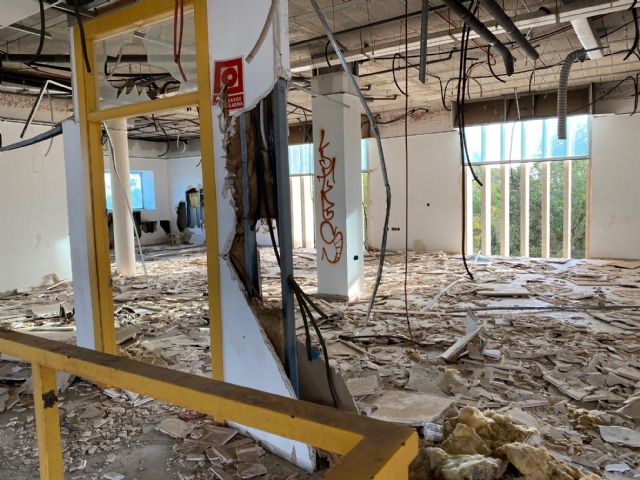 El Ayuntamiento solicita al Gobierno Regional el arreglo del edificio para el control de la contaminación atmosférica y lo ceda al IES Gerardo Molina - 4, Foto 4