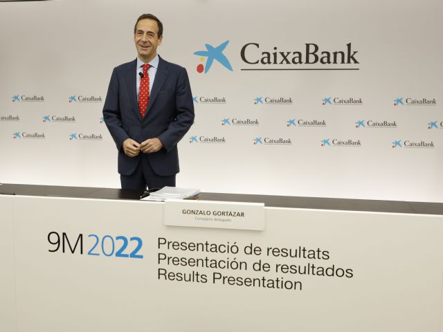 CaixaBank gana 2.457 millones de euros hasta septiembre, un 17,7% más en base comparable, por el incremento de la actividad y los ahorros de costes derivados de la integración - 2, Foto 2
