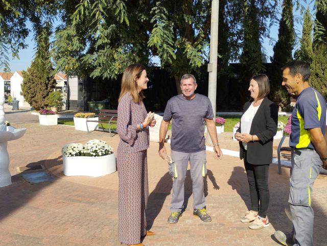 El Ayuntamiento instala una marquesina para ofrecer sombraje en el acceso al cementerio y amplía la zona de aparcamientos - 1, Foto 1