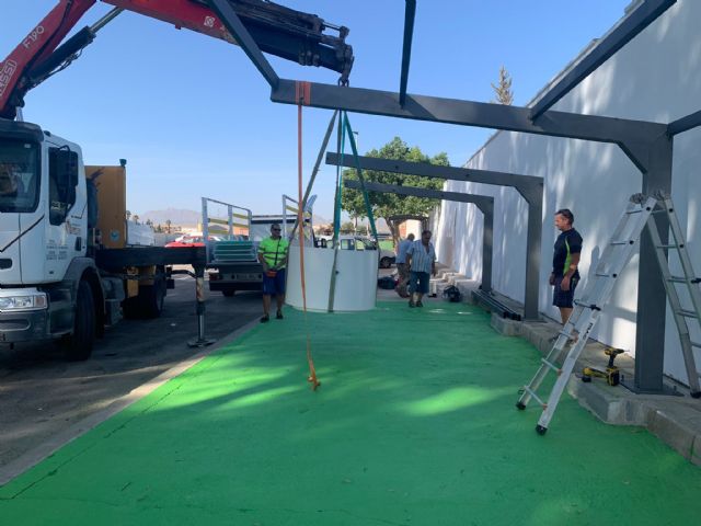 El Ayuntamiento instala una marquesina para ofrecer sombraje en el acceso al cementerio y amplía la zona de aparcamientos - 3, Foto 3