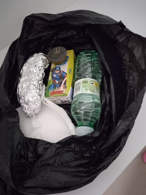UGT Servicios Públicos denuncia un niño ingresado en el hospital de Yecla recibió como desayuno un bocadillo, del día anterior, metido en una bolsa de basura - 1, Foto 1
