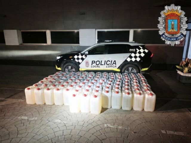 La Policía Local de Lorca detiene a un individuo e interviene más de 2.300 litros de gasolina destinados presuntamente al abastecimiento de narcolanchas - 2, Foto 2