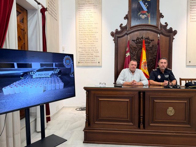 La Policía Local de Lorca detiene a un individuo e interviene más de 2.300 litros de gasolina destinados presuntamente al abastecimiento de narcolanchas La Policía Local de Lorca detiene a un individuo e interviene más de 2.300 litros de gasolina destinados presuntamente al abastecimiento de narcolanchas