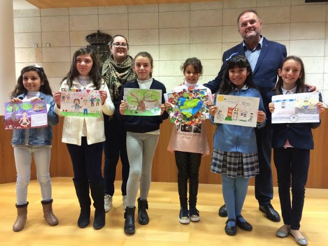 Entregan los premios del XIV Concurso de Dibujo sobre los Derechos del Niño mediante vales para la adquisición de material escolar