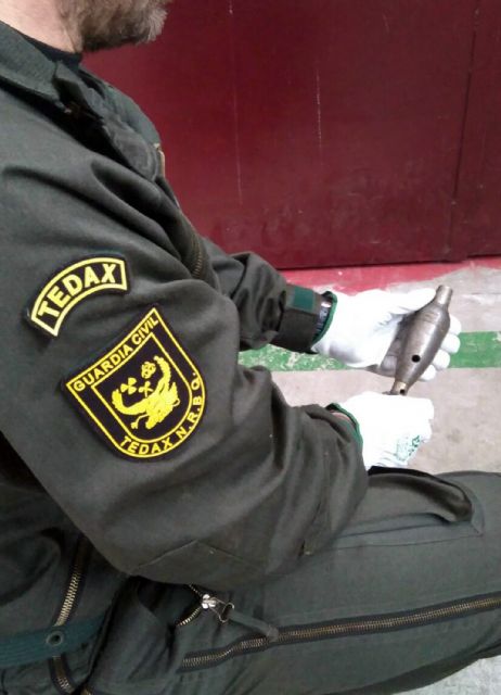 La Guardia Civil retira una granada de mortero hallada en una planta de tratamiento de residuos - 2, Foto 2