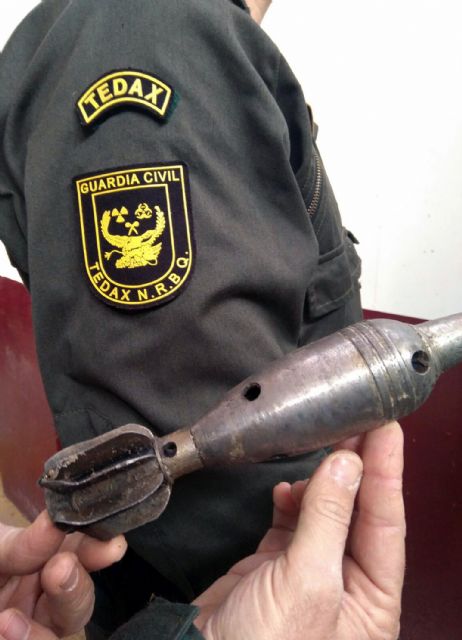 La Guardia Civil retira una granada de mortero hallada en una planta de tratamiento de residuos - 3, Foto 3
