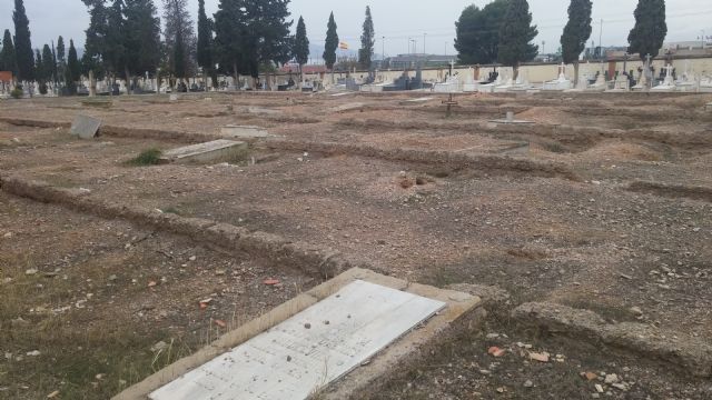 El PSOE denuncia zonas descuidadas y mal acondicionadas en el cementerio municipal y exige a Ballesta actuaciones de mejora - 3, Foto 3