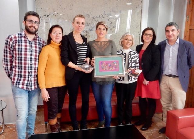 La consejera Noelia Arroyo se reúne con los representantes del grupo de Coros y Danzas de Lorca - 1, Foto 1