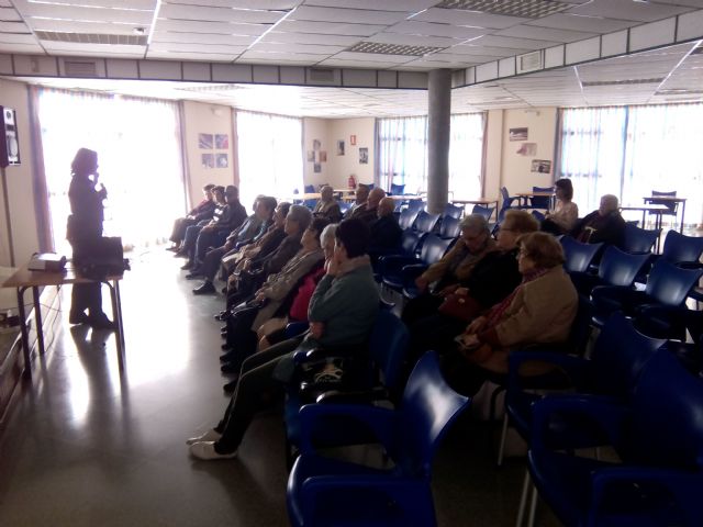 La Guardia Civil ayuda a los mayores a prevenir situaciones de riesgo, Foto 1