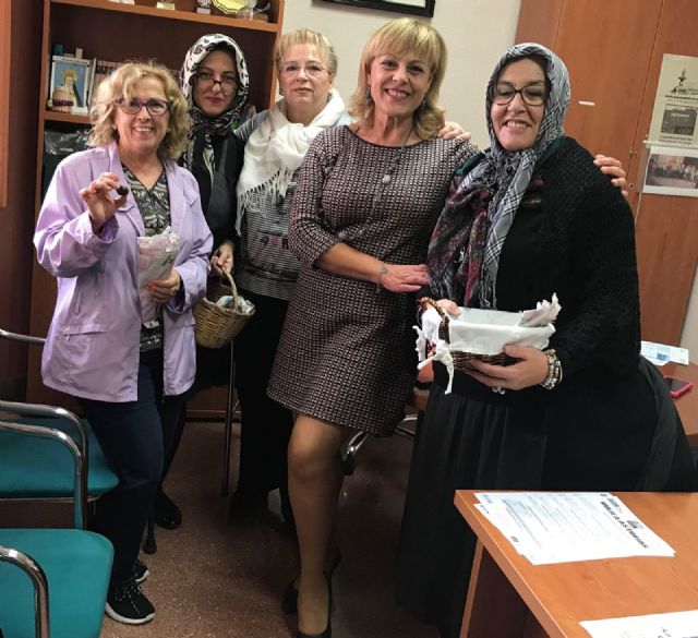 Las castañeras visitan el Servicio de Estancias Diurnas del Centro de Día para Personas Mayores Dependientes de la plaza Balsa Vieja, Foto 9