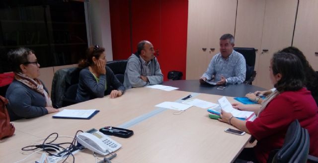 Francisco Calderón (MC Cartagena) informa a las protectoras de los detalles del convenio que promueve la adopción de perros y gatos - 1, Foto 1