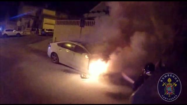Los Bomberos de Cartagena sofocan el incendio de un vehiculo aparcado en La Vaguada - 1, Foto 1