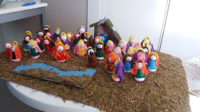 Los mayores de Canteras y alumnos de FP de Administración del ISEN crean un belén de cápsulas de café - 1, Foto 1