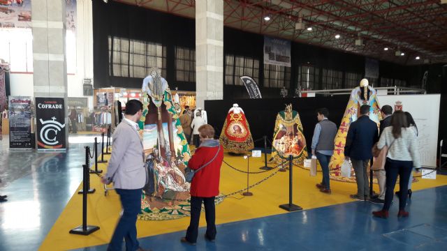 El Paso Blanco, abanderado del bordado lorquino en el salón “Capricho Cofrade” de Granada - 1, Foto 1