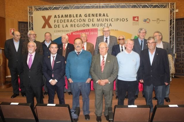 El alcalde de Totana asiste al acto en el que la Federación de Municipios de la Región de Murcia (FMRM) homenajea a los alcaldes del 79, Foto 4