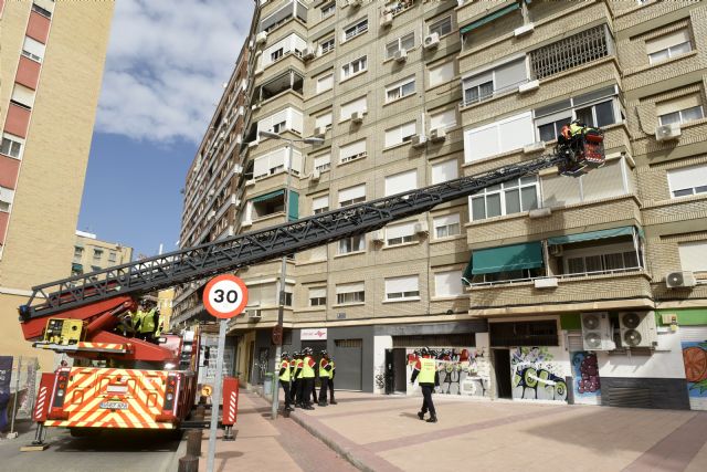 Los Bomberos de Murcia entrenarán el emplazamiento de dos nuevas autoescaleras en edificios de la ciudad - 1, Foto 1