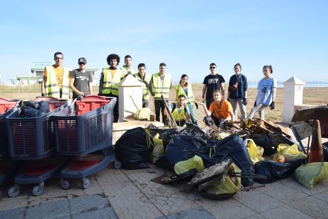 Estudiantes de Ingeniería de Recursos Minerales y Energía limpian la playa de Los Nietos - 1, Foto 1