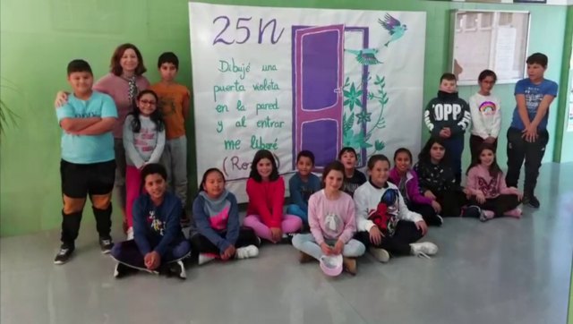 Hasta aquí camino Es barato Totana.com - Rozalén felicita al CEIP La Cruz por el mural "La puerta  violeta" realizado con motivo del Día contra la violencia de género