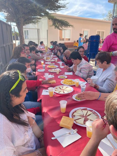 Más de 150 usuarios de aidemar celebran un día de convivencia en la semana solidaria del banco mediolanum - 2, Foto 2