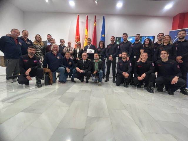 Bomberos del Ayuntamiento de Murcia protagonizan un calendario solidario - 1, Foto 1