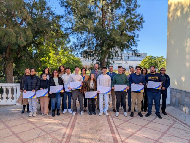 Diez alumnos de Formación Profesional reciben las becas Sabic-FP - 2, Foto 2