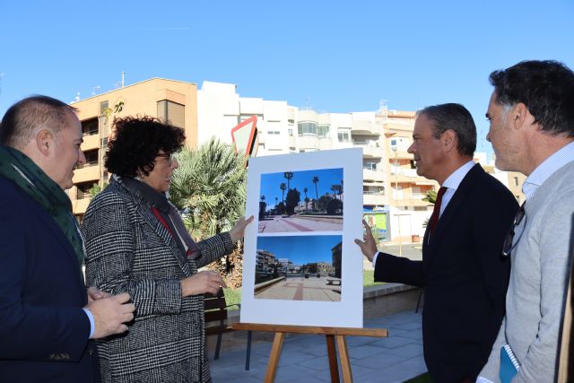 El consejero de Presidencia visita Puerto Lumbreras para conocer de primera mano las renovaciones de la plaza de la Avenida Región Murciana y el Mercado de El Esparragal - 1, Foto 1