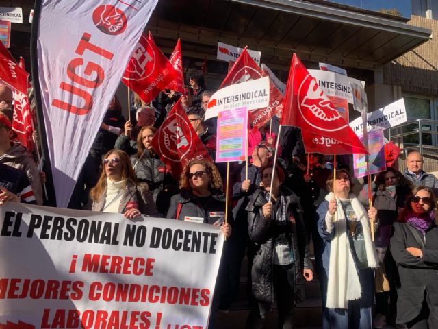 Concentración llevada a cabo hoy el personal no docente de la conserjería de Educación - 1, Foto 1