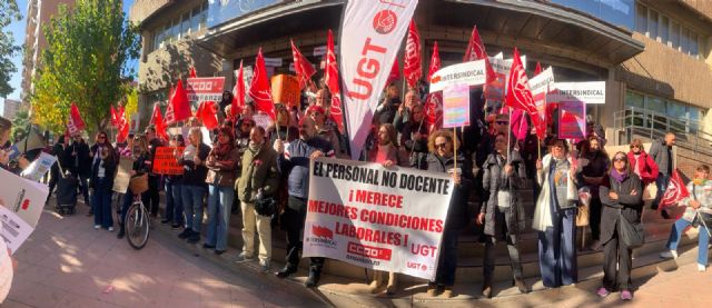 Concentración llevada a cabo hoy el personal no docente de la conserjería de Educación - 2, Foto 2