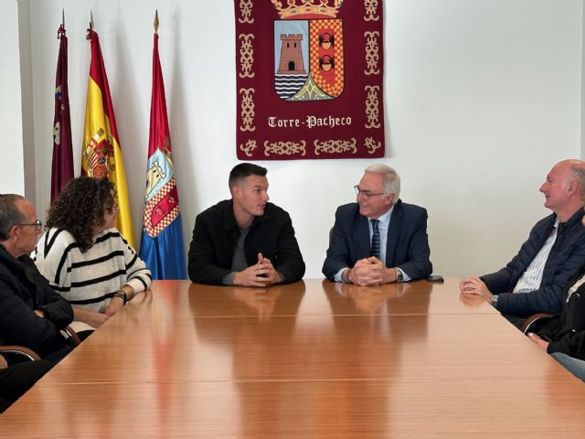 El alcalde de Torre Pacheco, recibe al jugador internacional de Torre Pacheco, Adrián Marín - 4, Foto 4