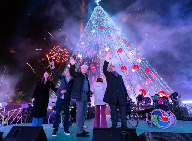 El Gran Árbol de la Navidad brilla como nunca con los niños Aladina - 1, Foto 1