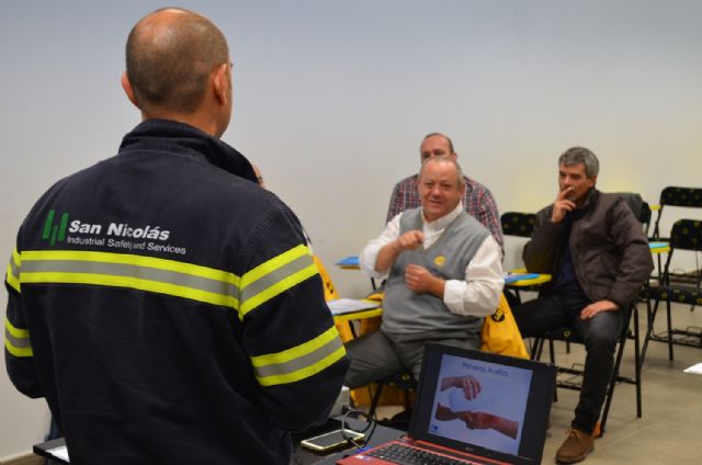 Autobuses LAT forma a sus conductores en extinción de incendios y primeros auxilios - 1, Foto 1