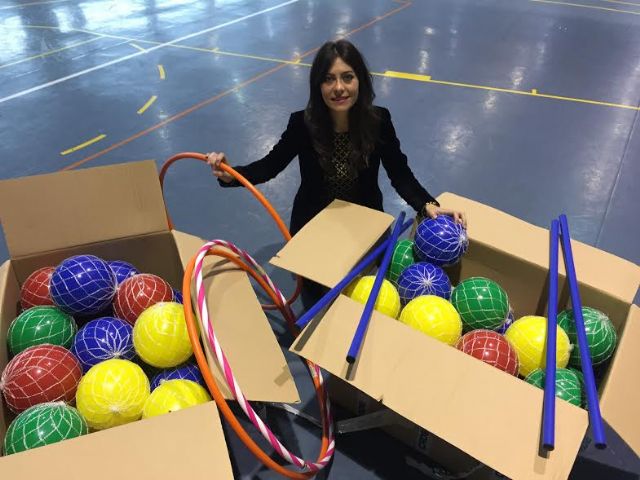 La Concejalía de Política del Mayor adquiere 215 pelotas de gimnasia, 143 picas, 10 aros y 4 bandas elásticas para los talleres de educación para la salud - 1, Foto 1
