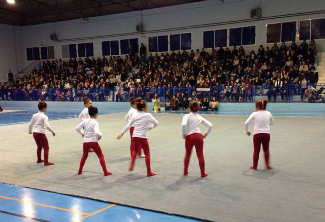 Cientos de espectadores disfrutan de la exhibición navideña de la escuela de gimnasia rítmica - 1, Foto 1