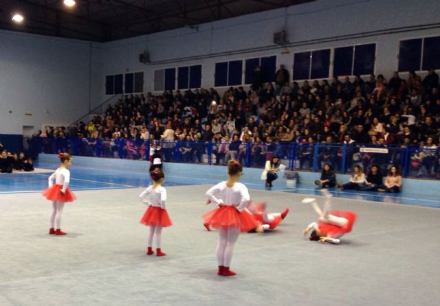 Cientos de espectadores disfrutan de la exhibición navideña de la escuela de gimnasia rítmica - 2, Foto 2