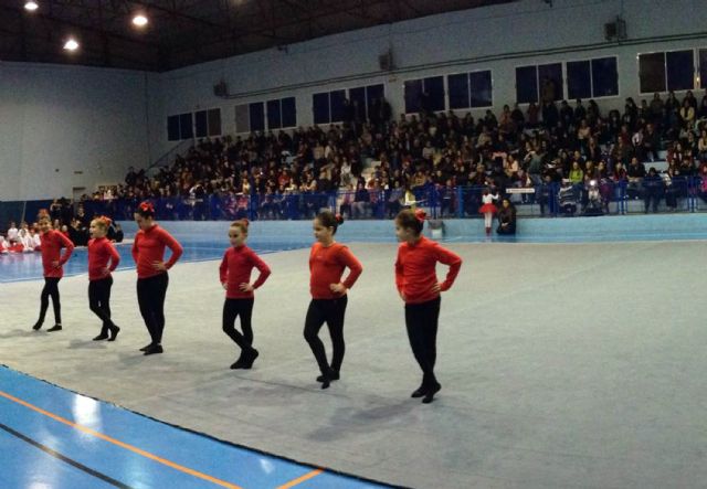 Cientos de espectadores disfrutan de la exhibición navideña de la escuela de gimnasia rítmica - 4, Foto 4