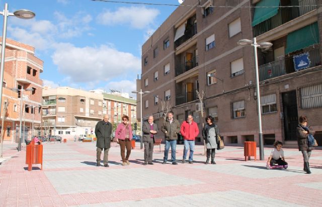 El equipo de gobierno visita las obras finalizadas del cubrimiento de la rambla del Realejo - 1, Foto 1