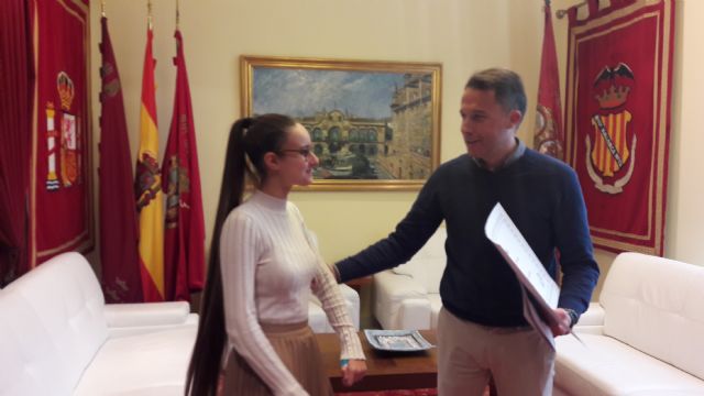 El Alcalde felicita a Raquel Martínez, la joven escritora lorquina ganadora del VI Concurso Nacional de Cuentos sobre Familias Numerosas - 1, Foto 1