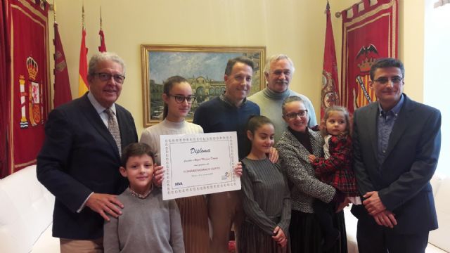 El Alcalde felicita a Raquel Martínez, la joven escritora lorquina ganadora del VI Concurso Nacional de Cuentos sobre Familias Numerosas - 2, Foto 2