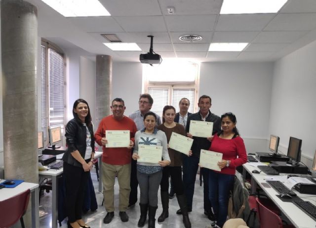 Alumnos del curso de informática básica del aula fija de la ADLE reciben sus diplomas - 1, Foto 1