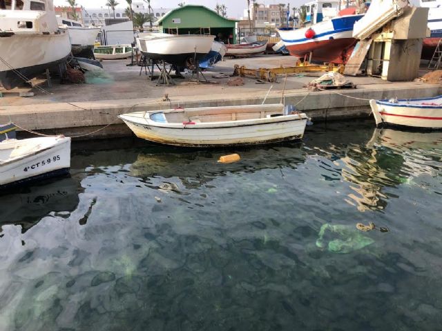 Medio Ambiente elimina una mancha de combustible junto al muelle pesquero de Lo Pagán - 1, Foto 1