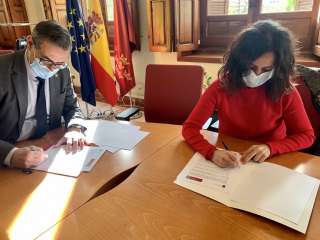 La Comunidad y la Universidad de Murcia firman un convenio para impulsar diversas actividades destinadas a jóvenes de la Región - 1, Foto 1