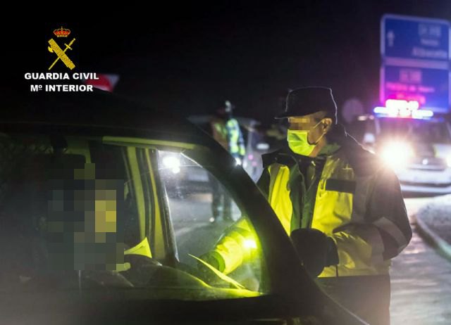 La Guardia Civil intercepta a un conductor que circulaba en sentido contrario y se negó a realizar las pruebas de alcoholemia - 1, Foto 1