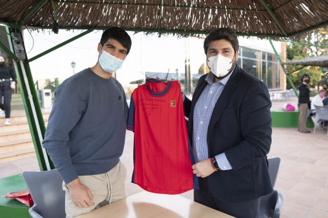 López Miras traslada a Carlos Alcaraz el orgullo, el apoyo y la suerte de la Región de Murcia para sus próximas competiciones - 2, Foto 2